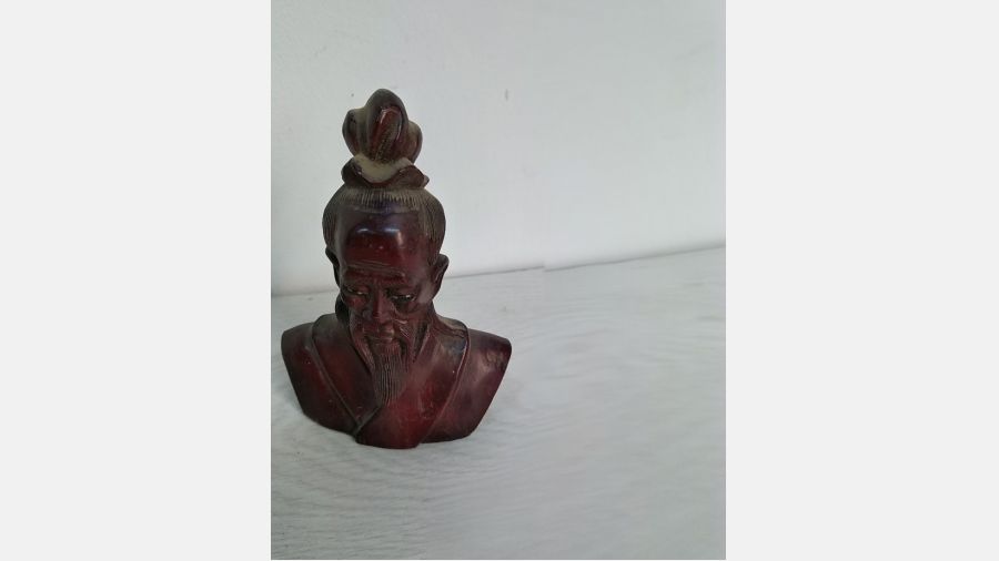 Busto de Antigo samurai em madeira