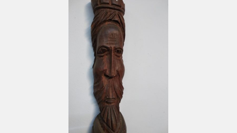 Rei desconhecido em madeira talhada peça rara