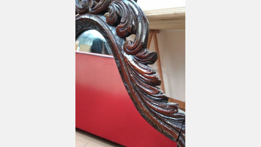 Espelho Oval trabalhado em madeira