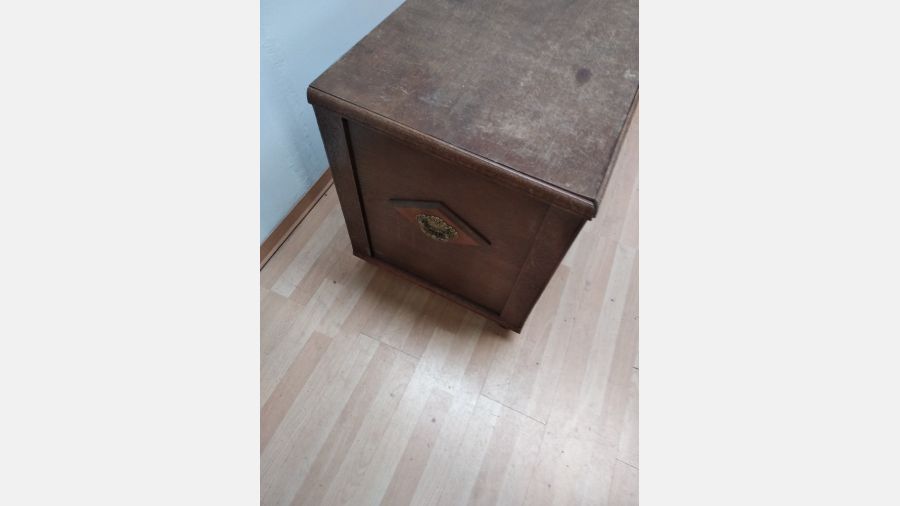 Baú antigo em madeira bau