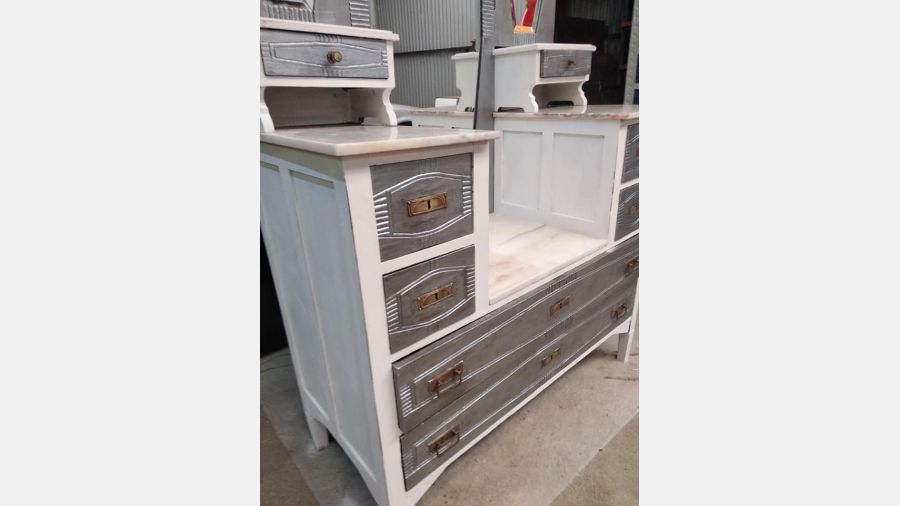 Penteadeira Tocador muito antiga com 3 espelhos e 8 gavetas.