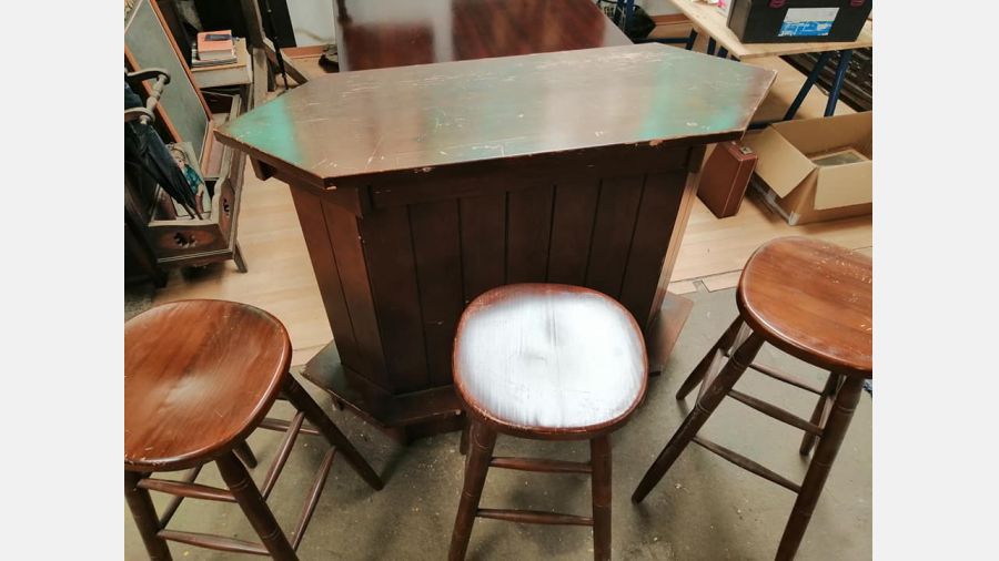 BAR EM MADEIRA + BANCOS ALTOS