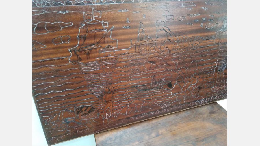 Painel quadro em madeira entalhada