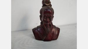 Busto de Antigo samurai em madeira