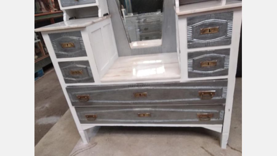 Penteadeira Tocador muito antiga com 3 espelhos e 8 gavetas.