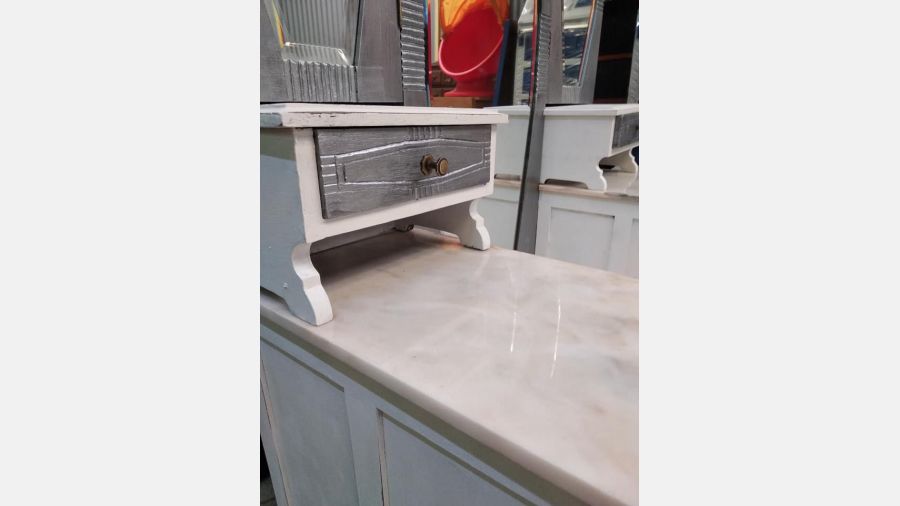 Penteadeira Tocador muito antiga com 3 espelhos e 8 gavetas.