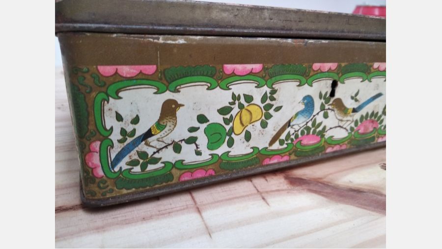 Lata antiga com motivos de Macau