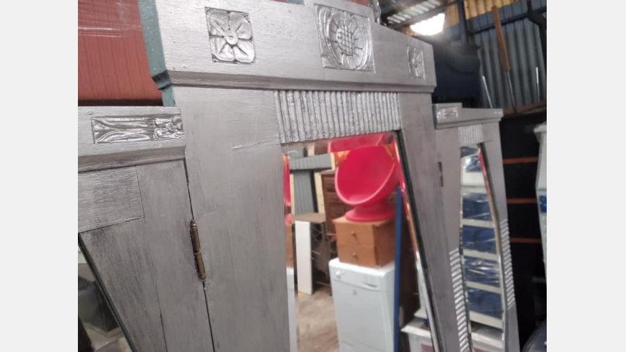 Penteadeira Tocador muito antiga com 3 espelhos e 8 gavetas.