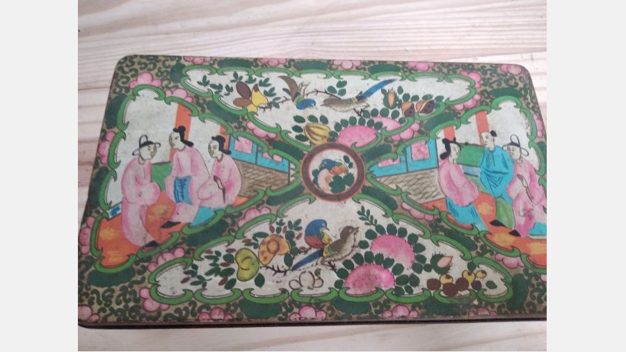 Lata antiga com motivos de Macau