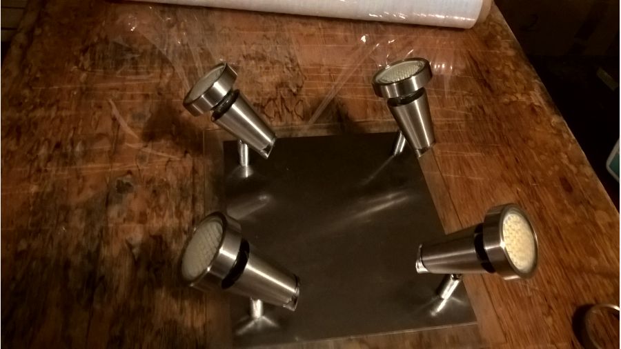 Candeeiro C/ 4 Focos Projectores direccionais. Inclui 4 lampadas led. 