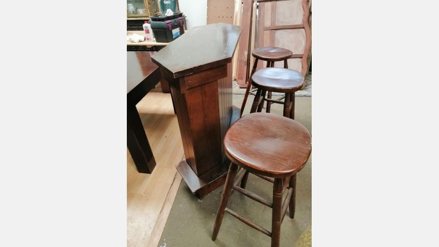 BAR EM MADEIRA + BANCOS ALTOS