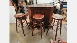 BAR EM MADEIRA + BANCOS ALTOS